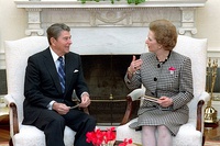 Margaret Thatcher y Ronald Reagan encabezaron la reacción neoconservadora de los años ochenta, neoliberal en economía y agresiva tanto en el interior (recortes al estado del bienestar) como en política exterior (Guerra de las Malvinas, despliegue de los euromisiles, etc).