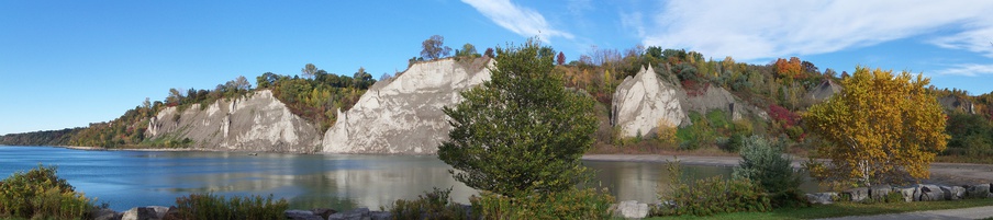  Panoramic view of the Scarborough Bluffs and Lake Ontario from the base.