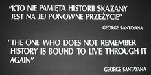Placa negra en el campo de concentración de Auschwitz con el texto en polaco: "KTO NIE PAMIẸTA HISTORII SKAZANY / JEST NA JEJ PONOWNE PRZEŻYCIE" / GEORGE SANTAYANA /: "El que no recuerda la historia, está condenado a repetirla" / George Santayana