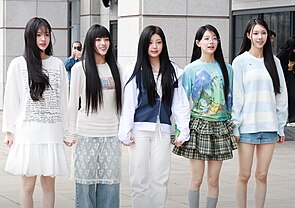 ILLIT, 2024 год. Слева направо: Минджу, Ироха, Вонхи, Мока и Юна.