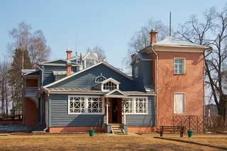 Восстановленный после пожара 2006 года главный дом усадьбы 