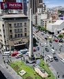 De arriba abajo y de izquierda a derecha: Panorama de La Paz y el Illimani, la Plaza Murillo, la Basílica de San Francisco, la Plaza del Obelisco, domo de la Catedral Metropolitana, avenidas principales en Miraflores y vista aérea del centro de la ciudad.