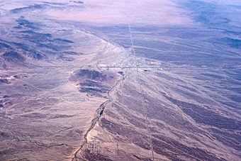 Quartzsite, Arizona & southern La Posa Plain, looking north downhill on the La Posa Plain. The mountain range at the west (left) is the Dome Rock Mountains.