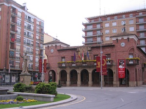 Ayuntamiento y estatua a Quintiliano.