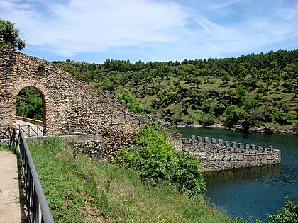 Coracha de Buitrago levantada sobre el lecho del río Lozoya.