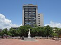 Plaza de Bolívar con la fuente de las Cuatro Caras. Al fondo, el edificio de Los Bancos.