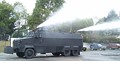 Vehículo con cañones de agua del Escuadrón Móvil Antidisturbios de la Policía Nacional de Colombia.