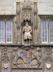 Статуя основателя колледжа Генриха VIII над Парадным входом
