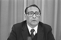 Luego de una larga lista de presidentes bajo régimen militar, las elecciones presidenciales de El Salvador de 1984 daban por ganador a un presidente civil, José Napoleón Duarte este gana la presidencia en contra de un militar Roberto D'Aubuisson marcando un hito en la historia dado que es el resultado del esfuerzo por democratizar el poder político y traspasar el poder de forma pacífica a manos civiles; lo que dio inicio a la época democrática del país. Los Acuerdo de Paz de Chapultepec, condujeron a una serie de transformaciones que marcaron un antes y un después en la historia nacional. Los líderes están en primera fila de izquierda a derecha; el entonces vicepresidente de EE. UU. Joe Biden, el presidente de Costa Rica Oscar Arias, el presidente de El Salvador Antonio Saca de ARENA, el presidente electo de El Salvador Mauricio Funes del FMLN fueron parte del bipartidismo político que gobernaron en los últimos treinta años a El Salvador