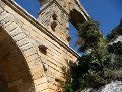 Mampostería del puente, mostrando los bloques de piedra que sobresalen que se utilizaron para apoyar el andamiaje durante la construcción del puente.