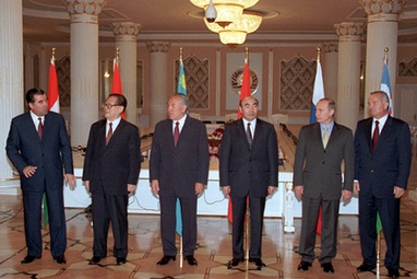 Главы стран — участниц Шанхайской пятёрки на саммите в Душанбе и Президент Узбекистана Ислам Каримов. 5 июля 2000 года.