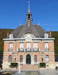 The town hall in Haybes