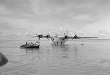 Летающая лодка Short Sunderland RAF, пришвартованная в лагуне на атолле Адду 