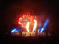 Rammstein выступают вживую на фестивале Rock Werchter 2005.