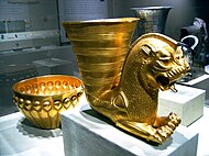Vasija ceremonial aqueménida, siglo V a. C., en forma de cabeza de animal o de cuerno, con otras vasijas de oro y plata. Museo Metropolitano de Arte.