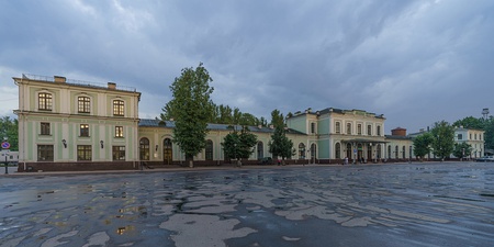 Общий вид вокзала с площади