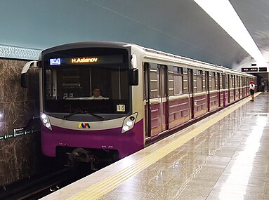 Модернизированный в Баку поезд 81-717.5Б/714.5Б с новой маской в серо-фиолетово-белой окраске на станции «Сахил»