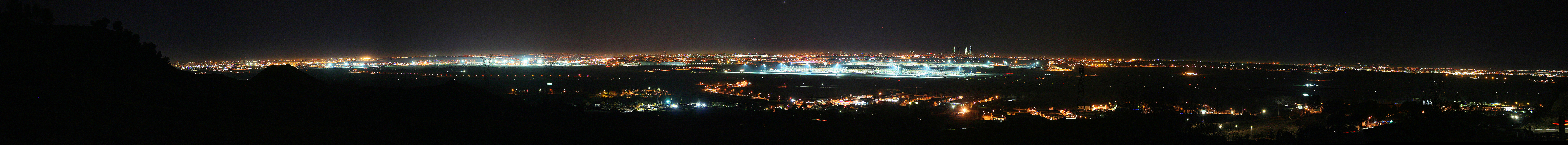 Panorámica nocturna de Madrid desde Paracuellos de Jarama, con el aeropuerto Adolfo Suárez, Madrid-Barajas en el centro