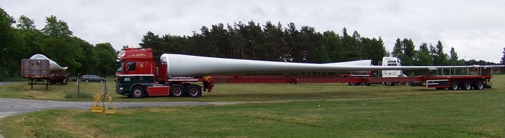  Turbine blades on trucks stopping south of Visby before continuing further south on Gotland.