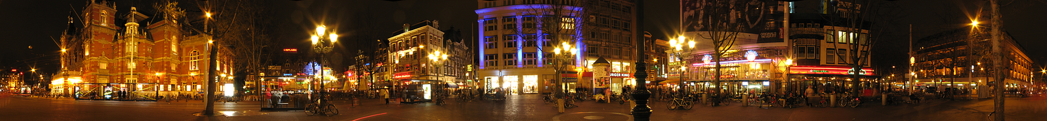  Panorama de la Leidseplein de noche.