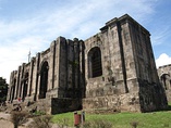 Mucho del legado virreinal español en Costa Rica subsiste en sus ermitas e iglesias que datan de ese periodo. Arriba, Iglesia colonial de Nicoya (1644), la tercera más antigua del país; a la derecha, Iglesia colonial de Orosi (1743), declarada monumento nacional; abajo, a la izquierda, ruinas de la iglesia de la Inmaculada Concepción de Ujarrás, construida entre 1686 y 1693, en Paraíso de Cartago; a la derecha, ruinas de la parroquia de Santiago Apóstol en Cartago, Patrimonio Cultural de Costa Rica. Cartago fue la capital de Costa Rica desde la fundación de la ciudad, en 1563, hasta 1823.