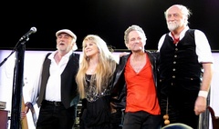 По словам Лорд, певица Граймс (слева) и группа Fleetwood Mac (справа) оказали на неё главное влияние в плане творчества 