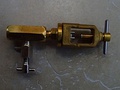 Pin index yoke connector for medical oxygen filling whip