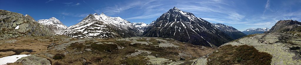  Haute Maurienne (Ambin and Vanoise massifs) and its exposed crystalline basement made of high-pressure subduction rocks such as blueschist and metaquartzite (picture taken at 2,400 metres or 7,900 feet)