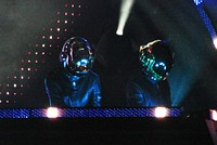La música de Daft Punk (izquierda) y Swedish House Mafia (derecha) fue influyente en la de Avicii.