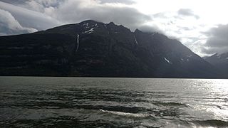 Montañas del Parque Nacional Yendegaia en las costas del lago.