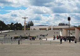 El recinto de oración y la Basílica de la Santísima Trinidad al fondo