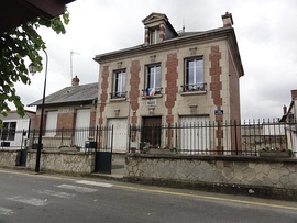 The town hall and school of Sermoise