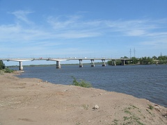 Puente Sur sobre el río en Samara