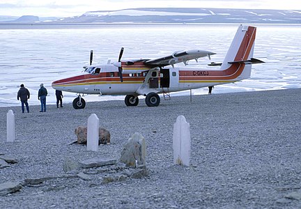 Тwin Otter на острове Beechey среди могил морской экспедиции Джона Франклина (Нунавут, Канада), примерно 1997 год. Обратите внимание на «тундровые» колёса