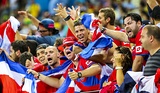 Arriba, a la izquierda, los jugadores de Costa Rica celebran su primera victoria en la Copa Mundial de Brasil 2014, luego de derrotar a Uruguay. A la derecha, aficionados de Costa Rica en dicho partido. El fútbol nacional ha dado importantes jugadores como Keylor Navas (izquierda) y Shirley Cruz, ambos campeones de Europa con sus respectivos equipos: Real Madrid y Olympique Lyon.