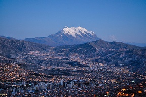 De arriba abajo y de izquierda a derecha: Panorama de La Paz y el Illimani, la Plaza Murillo, la Basílica de San Francisco, la Plaza del Obelisco, domo de la Catedral Metropolitana, avenidas principales en Miraflores y vista aérea del centro de la ciudad.