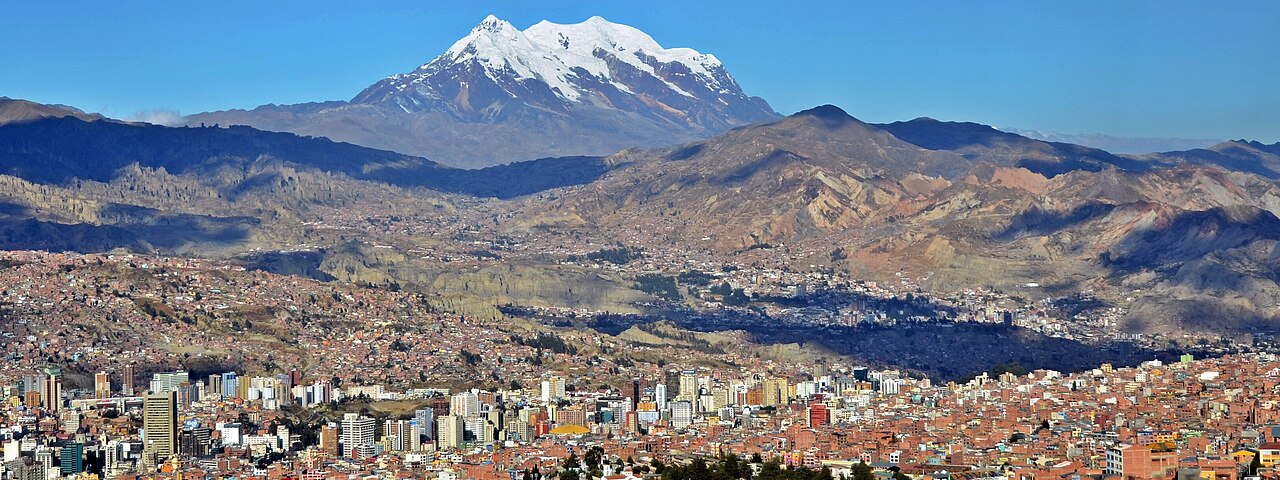  La Paz tiene una geografía montañosa, el nevado Illimani domina el paisaje de la ciudad.