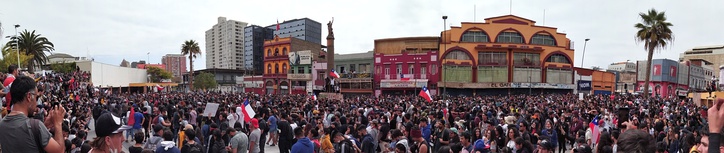  Manifestación con miles de personas en la Plaza Sotomayor de Antofagasta.