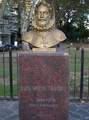 Busto del poeta en la plazoleta Portugal del barrio de Colegiales, Buenos Aires, Argentina.