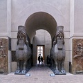 Pares de toros androcéfalos alados custodiando la puerta K del palacio.[56]​