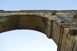 Detalle del intradós de un arco en el segundo nivel del puente.