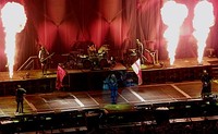 Rammstein на концерте в O2, Лондон, 24 февраля 2012 года.