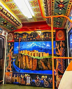 Интерьер передней части головного вагона тематического поезда «2800 лет Еревану»