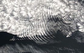 Wave cloud pattern in the wake of the Île Amsterdam (lower left, at the "tip" of the triangular formation of clouds) in the southern Indian Ocean