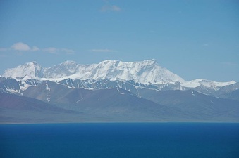 Nyainqentanglha rising above Namtso