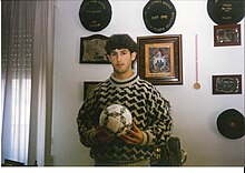 Txomin Nagore in 1996. He is standing in front of a wall in a home and holds a football.