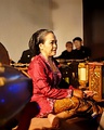 A sindhen wearing kebaya in Javanese singing performance
