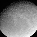 Imagen cercana de Rea obtenida por la sonda Cassini.