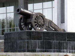 Пушка «Крепостной единорог» у входа в Луганский краеведческий музей