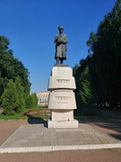 Памятник на площади Рокоссовского в Курске (2005 год)